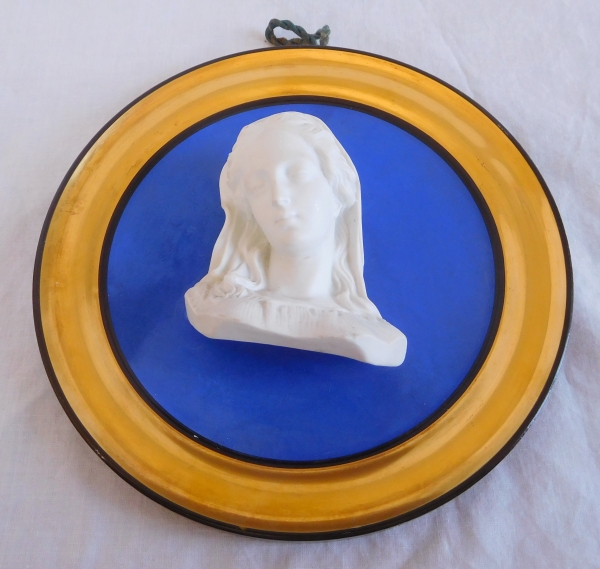 Pair of large porcelain biscuit medals showing Jesus Christ and Virgin Mary - 19th century circa 1830