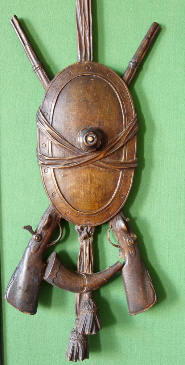 Suite de 4 trophées en bois finement sculptés, trophées d'armes militaires, époque Louis XVI