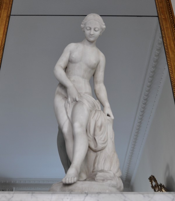Grande statue, baigneuse en marbre d'après Falconet, 83cm
