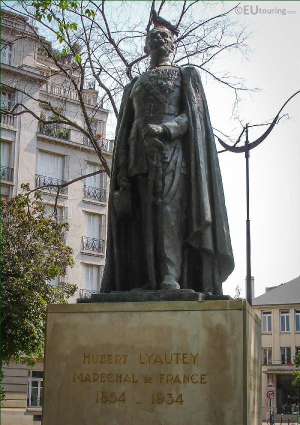 Biscuit de Sèvres : statue du Maréchal Lyautey, signée, 1943