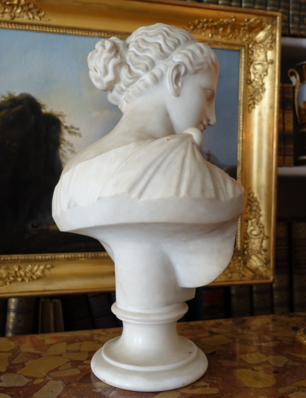 Buste néoclassique de femme à l'antique - marbre sculpté - 47,5cm