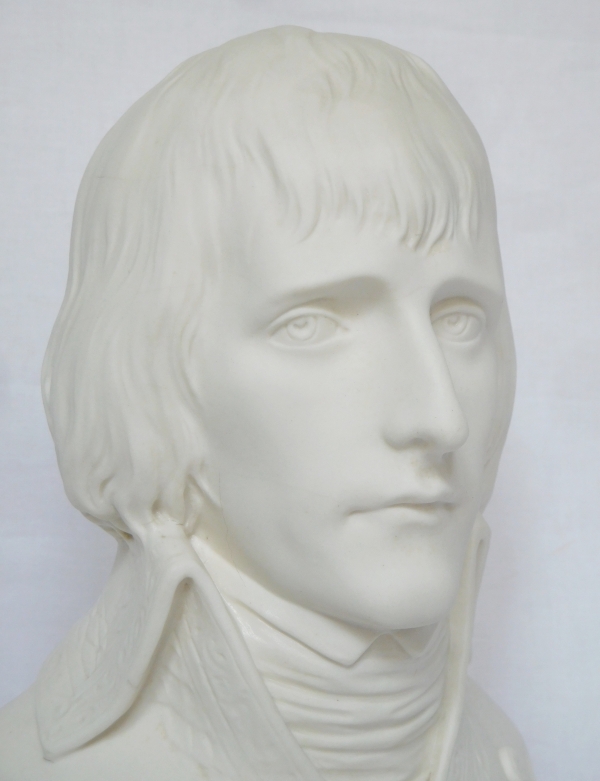 Sèvres : buste du Général (Napoléon) Bonaparte en biscuit de porcelaine - signé
