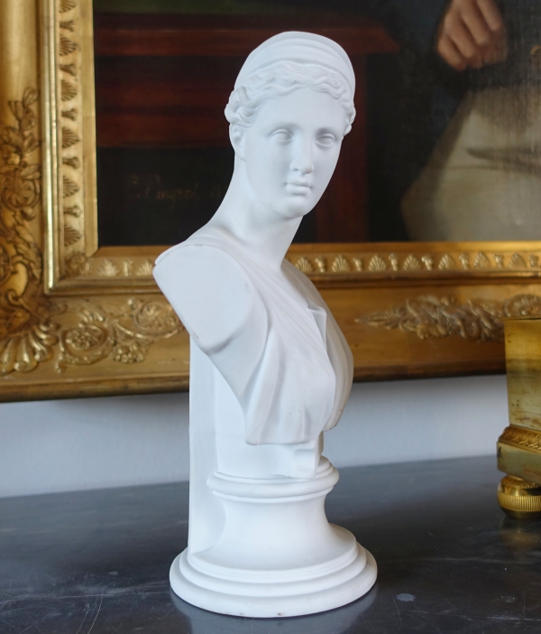 Buste de Diane de Versailles en biscuit de porcelaine - décor néoclassique - 28,3cm