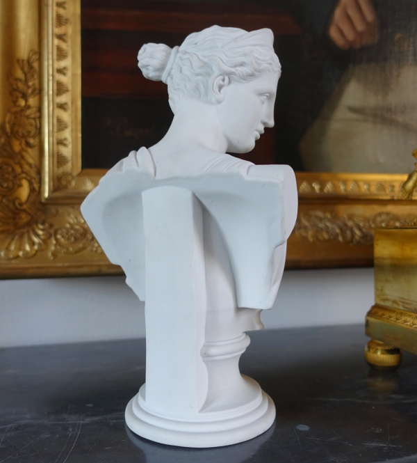 Buste de Diane de Versailles en biscuit de porcelaine - décor néoclassique - 28,3cm