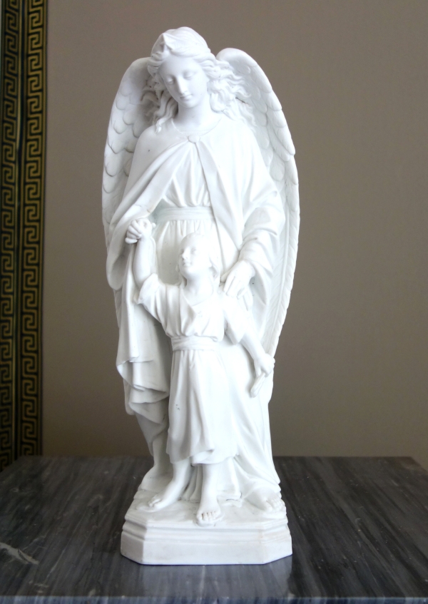 Grande statue d'Ange Gardien, biscuit de porcelaine, objet religieux traditionaliste - XIXe siècle