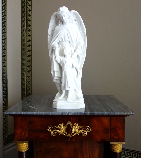 Grande statue d'Ange Gardien, biscuit de porcelaine, objet religieux traditionaliste - XIXe siècle