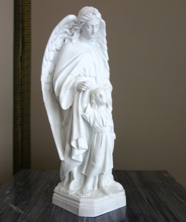 Grande statue d'Ange Gardien, biscuit de porcelaine, objet religieux traditionaliste - XIXe siècle
