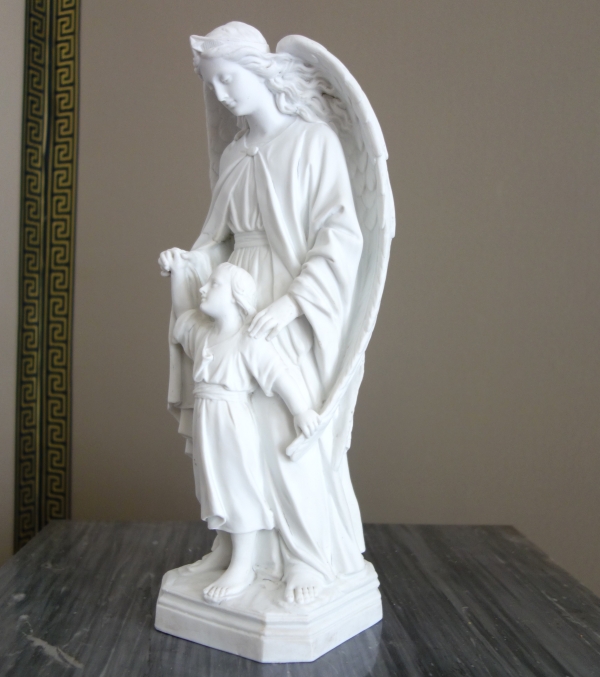 Grande statue d'Ange Gardien, biscuit de porcelaine, objet religieux traditionaliste - XIXe siècle