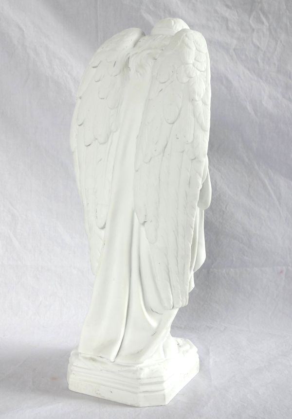 Grande statue d'Ange Gardien, biscuit de porcelaine, objet religieux traditionaliste - XIXe siècle