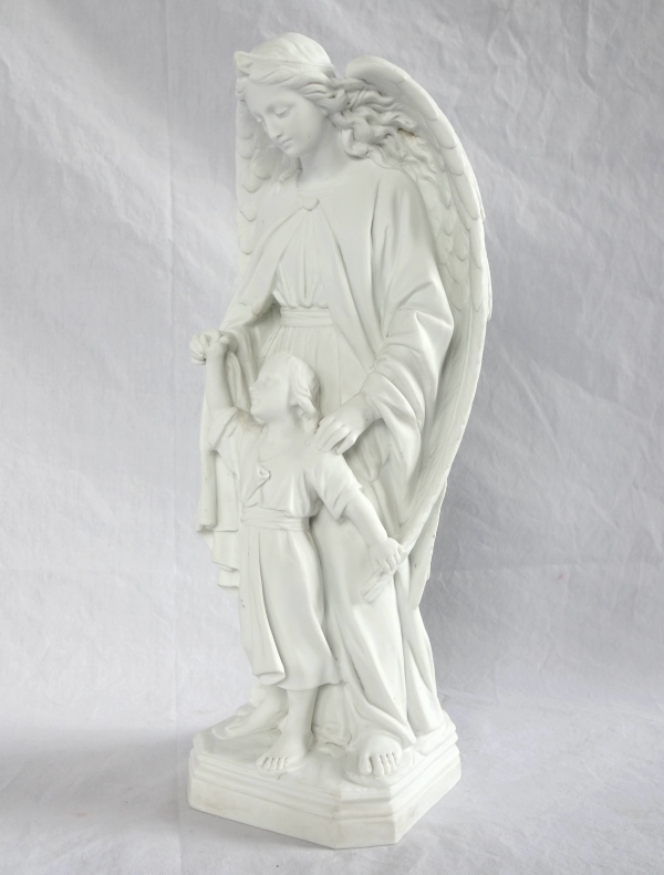 Grande statue d'Ange Gardien, biscuit de porcelaine, objet religieux traditionaliste - XIXe siècle