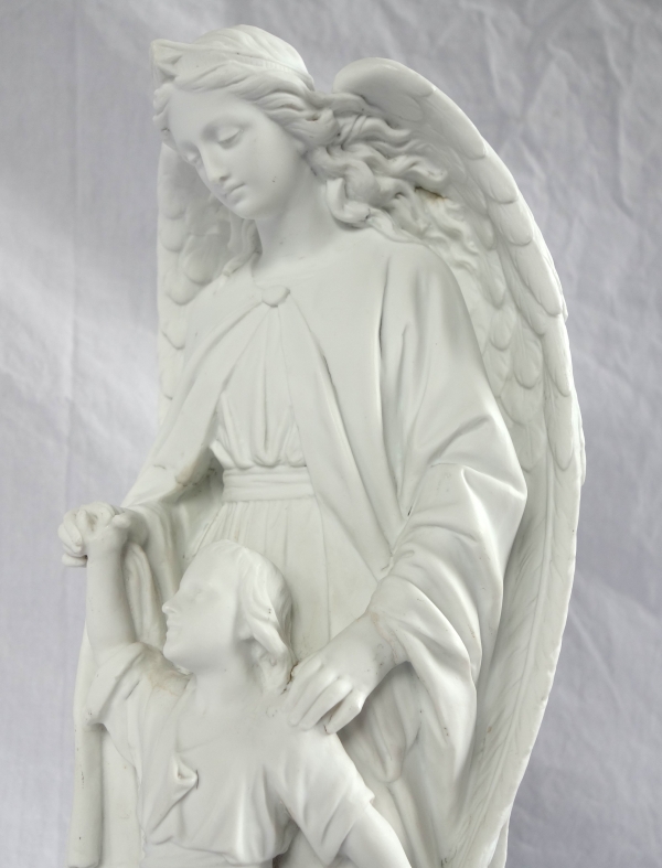 Grande statue d'Ange Gardien, biscuit de porcelaine, objet religieux traditionaliste - XIXe siècle