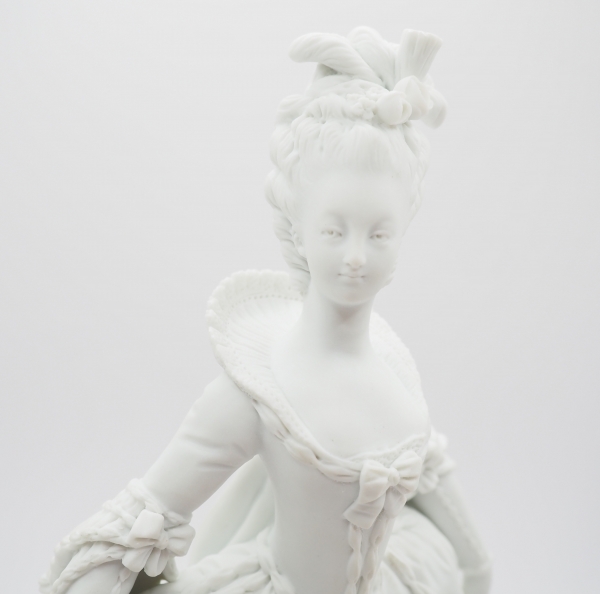 Statue de la Reine Marie Antoinette en robe de cour d'après Vigée Lebrun, biscuit de Sèvres signé