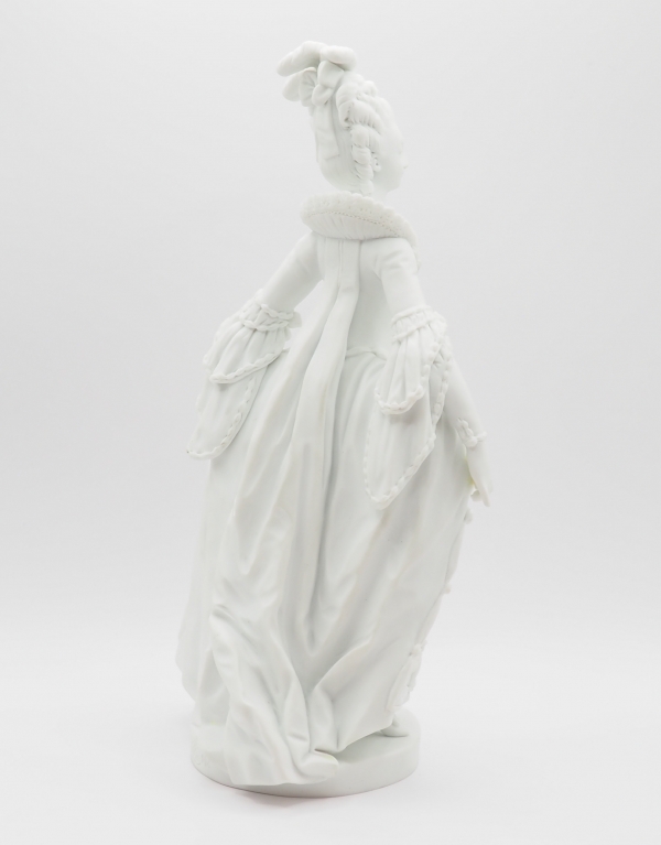 Statue de la Reine Marie Antoinette en robe de cour d'après Vigée Lebrun, biscuit de Sèvres signé