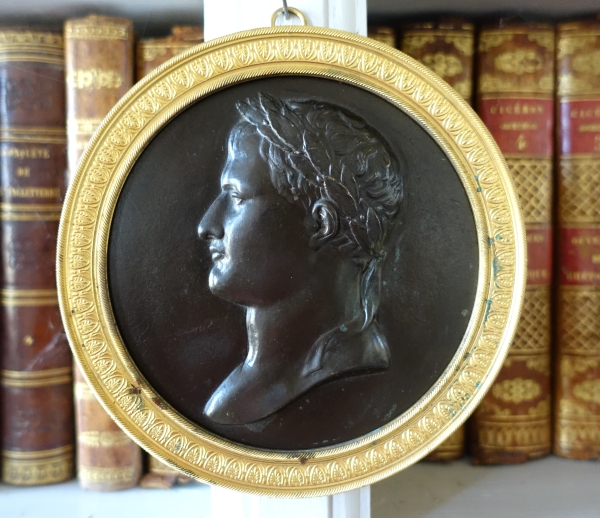 Grand médaillon : portrait de Napoleon en Empereur Romain : bronze patiné et doré