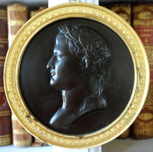 Grand médaillon : portrait de Napoleon en Empereur Romain : bronze patiné et doré