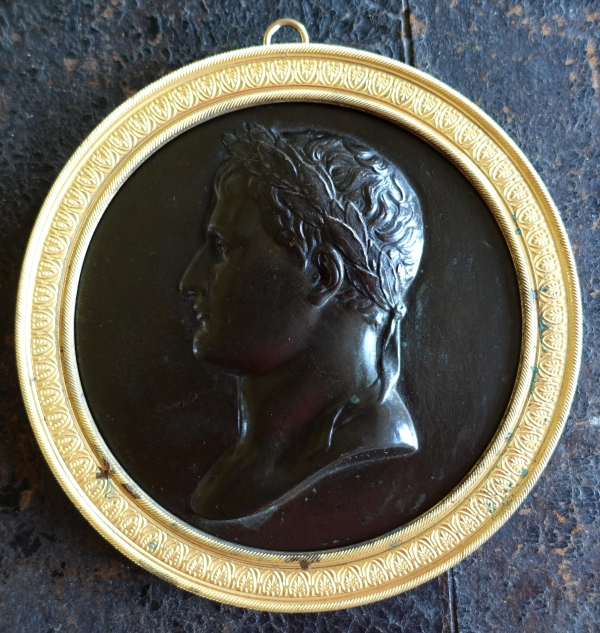 Grand médaillon : portrait de Napoleon en Empereur Romain : bronze patiné et doré