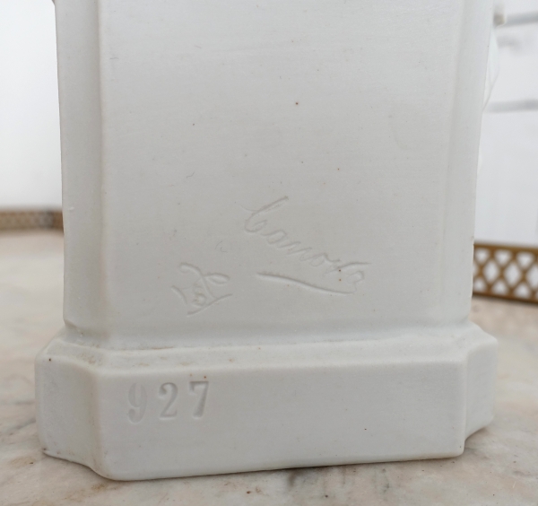 Putto en biscuit de porcelaine, allégorie de l'écriture d'après Canova - Manufacture Samson