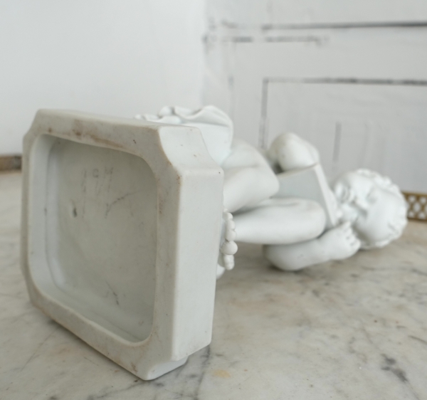 Putto en biscuit de porcelaine, allégorie de l'écriture d'après Canova - Manufacture Samson