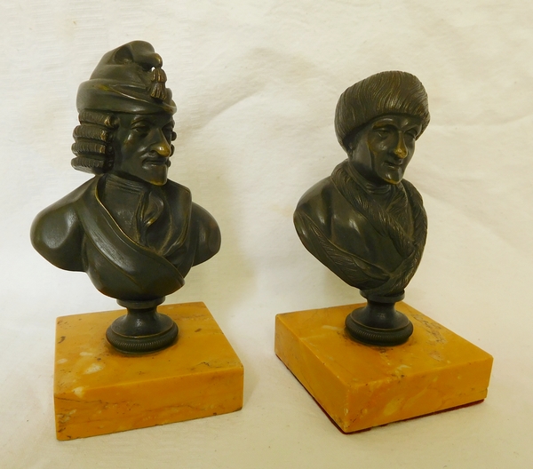 Paire de bustes en bronze patiné, socle en marbre jaune de Sienne : Voltaire et Rousseau
