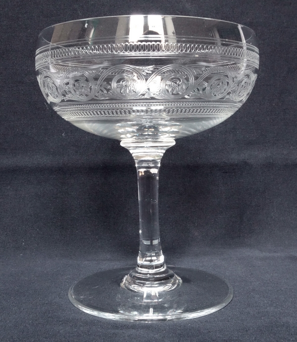 Coupe à champagne en cristal de Baccarat, modèle gravure Athénienne