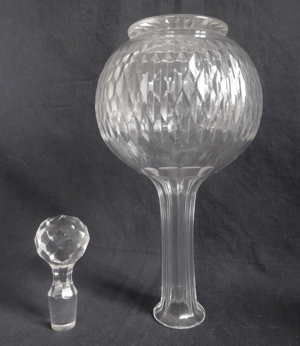 Grande carafe à vin en cristal de Baccarat, forme ballon 6186 modèle écailles biseautées taille 8357 - 30,7cm