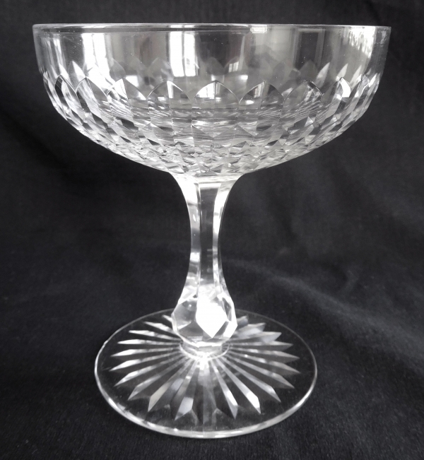 Coupe à champagne en cristal de Baccarat, forme ballon 6186 modèle écailles biseautées taille 8357