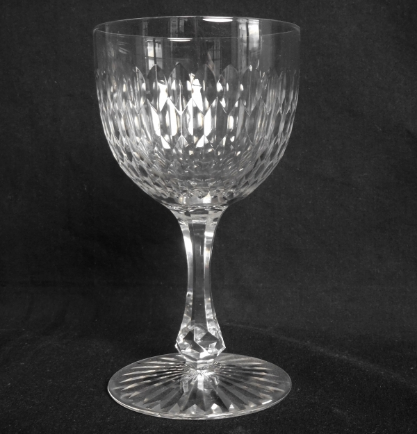 Verre à vin blanc / verre à porto en cristal de Baccarat, forme ballon 6186 modèle écailles biseautées taille 8357 - 10,9cm