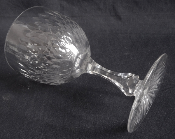 Verre à eau en cristal de Baccarat, forme ballon 6186 modèle écailles biseautées taille 8357 - 15,5cm