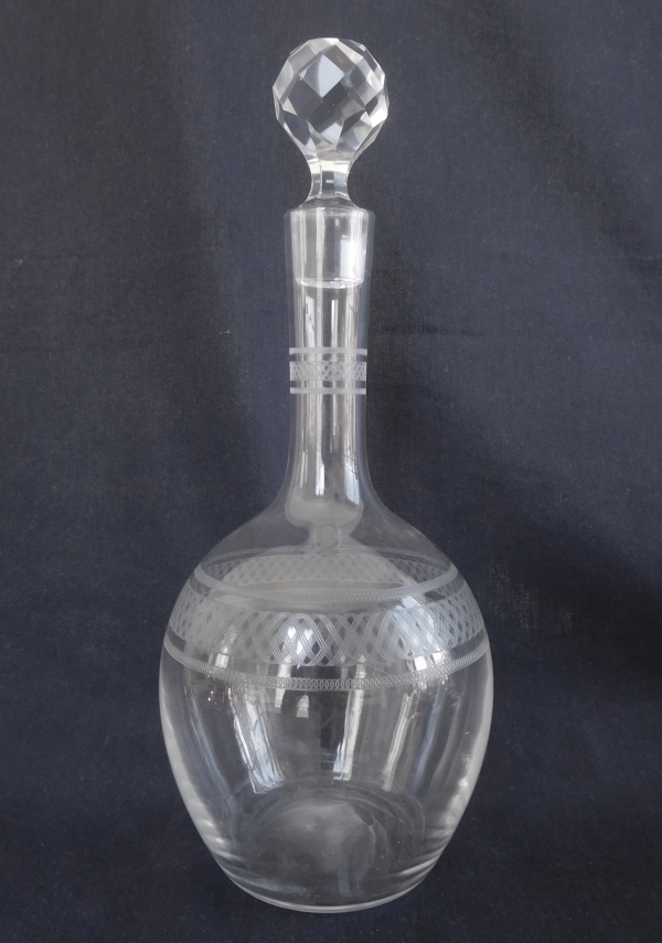 Carafe à vin en cristal de Baccarat, modèle forme ballon gravure 1423 - 29,5cm