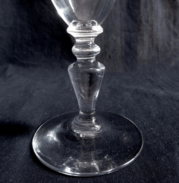 Flûte à champagne en cristal de Baccarat, modèle forme ballon gravure 1423 - 14,5cm