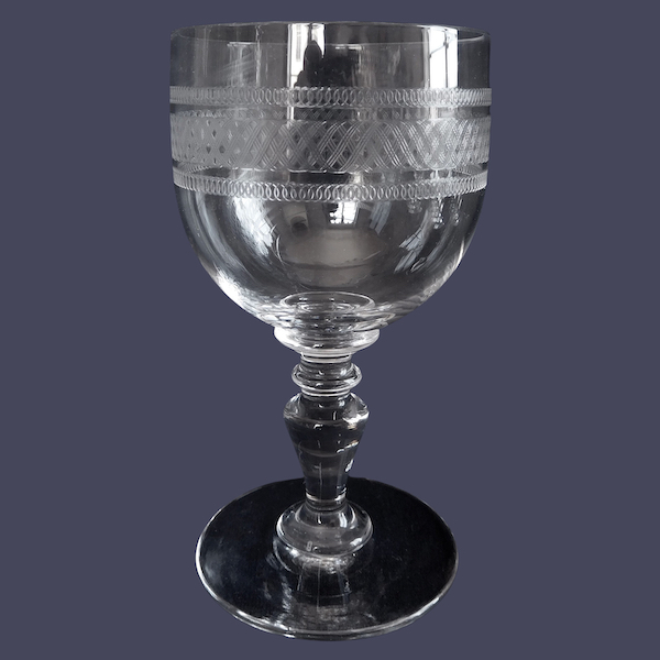 Verre à eau en cristal de Baccarat, modèle forme ballon gravure 1423 - 14,5cm