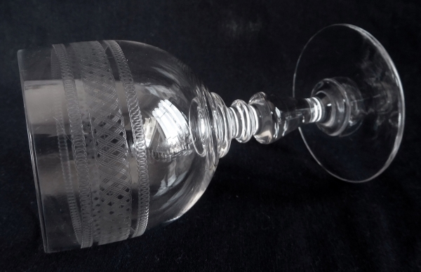 Verre à vin en cristal de Baccarat, modèle forme ballon gravure 1423 - 11,4cm