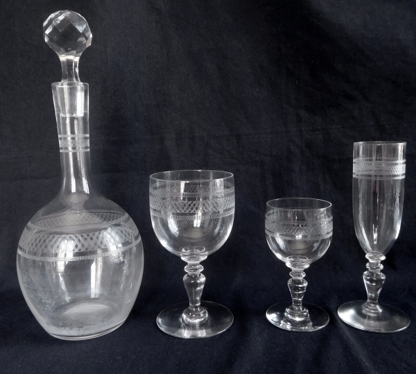 Verre à vin en cristal de Baccarat, modèle forme ballon gravure 1423 - 11,4cm