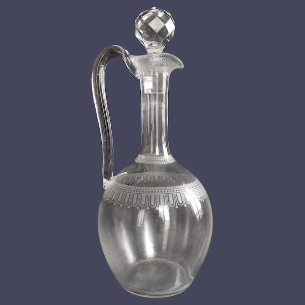 Aiguière / carafe en cristal de Baccarat, modèle à gravure cannelée de style Louis XVI