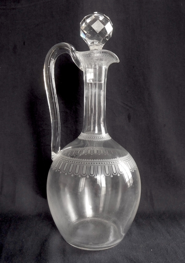Aiguière / carafe en cristal de Baccarat, modèle à gravure cannelée de style Louis XVI