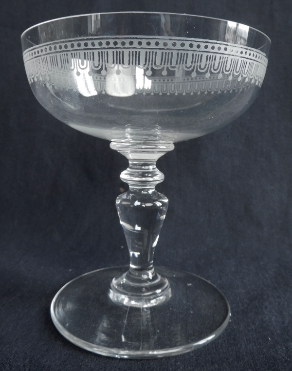 Coupe à champagne en cristal de Baccarat, modèle à gravure cannelée de style Louis XVI
