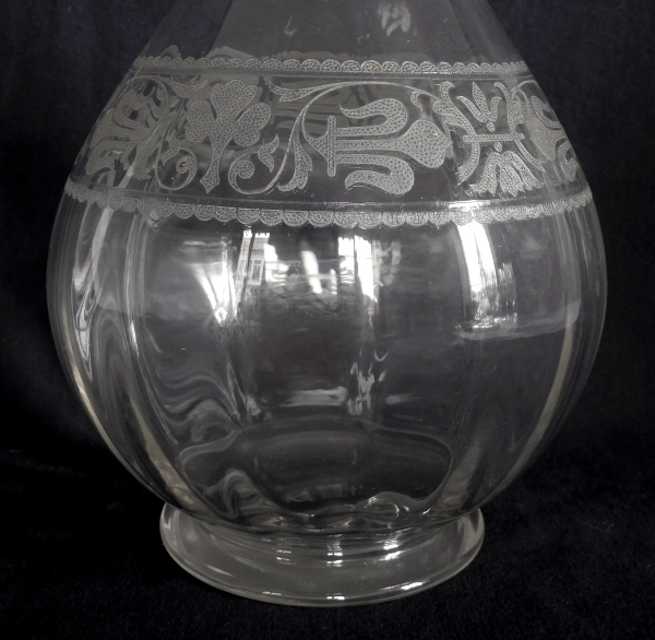 Carafe à vin en cristal de Baccarat gravé de fleurs de lys, modèle Chablis - 30cm