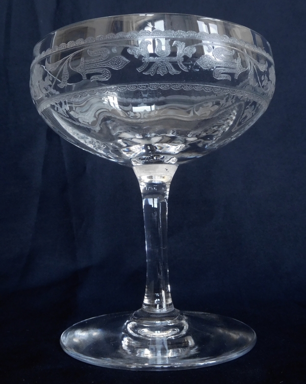 Coupe à champagne en cristal de Baccarat gravé de fleurs de lys, modèle Chablis