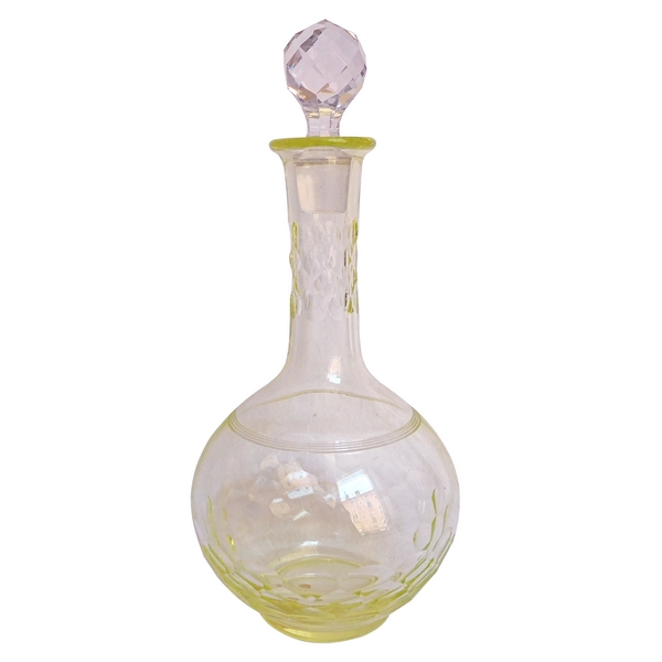 Carafe à liqueur en cristal de Baccarat, modèle Chauny, rare couleur jaune pâle, étiquette papier