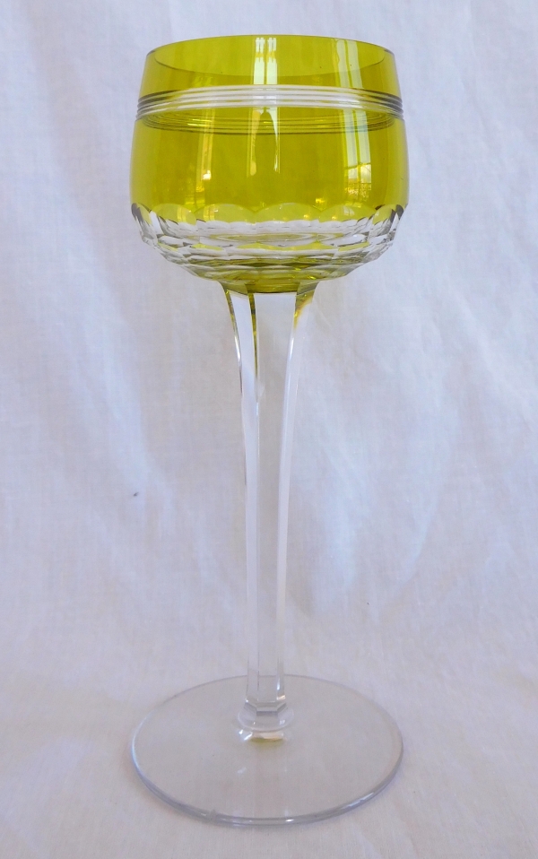 Verre à vin du Rhin en cristal de Baccarat, modèle Chauny overlay vert chartreuse