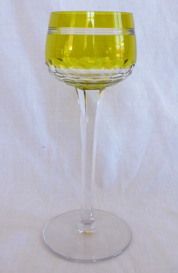 Verre à vin du Rhin en cristal de Baccarat, modèle Chauny overlay vert chartreuse