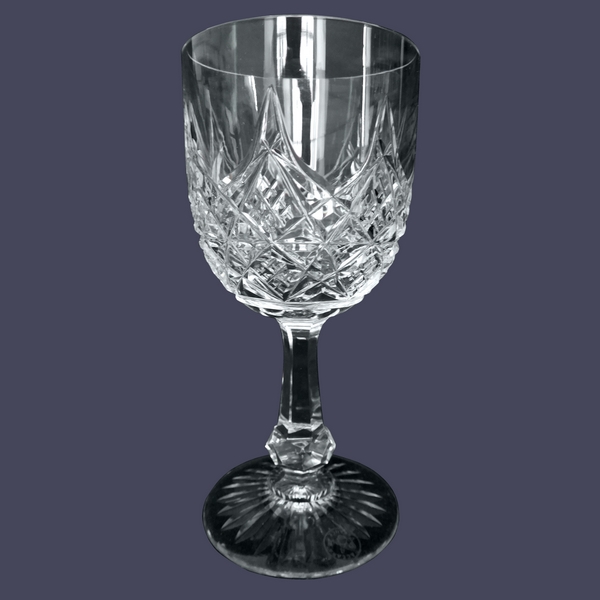 Baccarat crystal burgundy wine glass, Colbert pattern - signed - 15cm