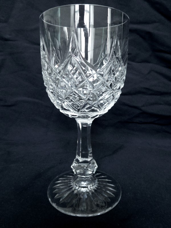 Baccarat crystal burgundy wine glass, Colbert pattern - signed - 15cm