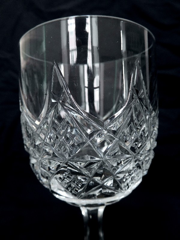 Baccarat crystal wine glass, Colbert pattern - signed - 12,8cm