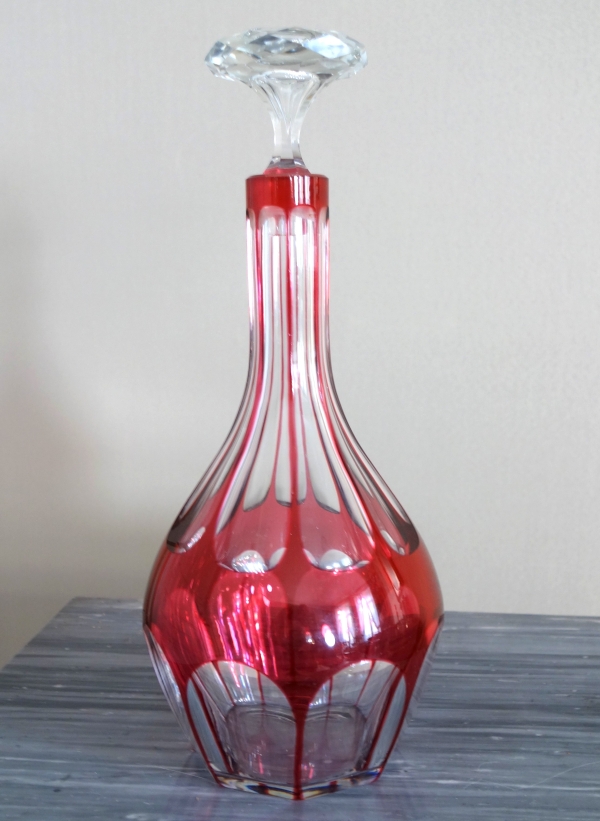 Carafe à vin du Rhin en cristal de Baccarat, cristal overlay rose, modèle Compiègne / modèle Malmaison