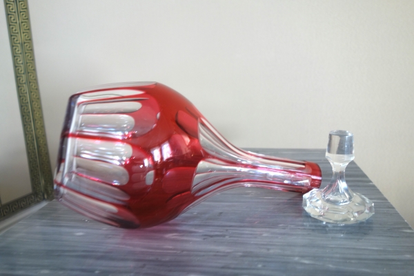 Carafe à vin du Rhin en cristal de Baccarat, cristal overlay rose, modèle Compiègne / modèle Malmaison