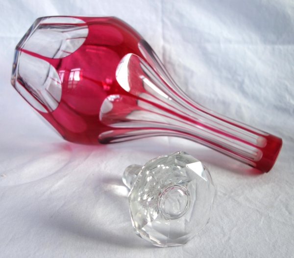 Carafe à vin du Rhin en cristal de Baccarat, cristal overlay rose, modèle Compiègne / modèle Malmaison