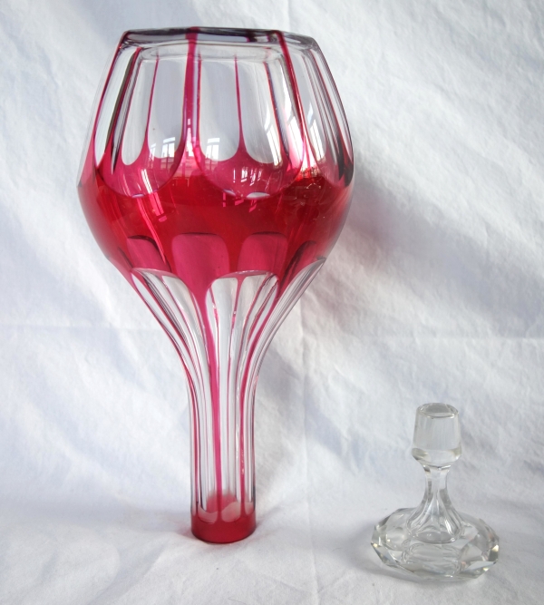Carafe à vin du Rhin en cristal de Baccarat, cristal overlay rose, modèle Compiègne / modèle Malmaison