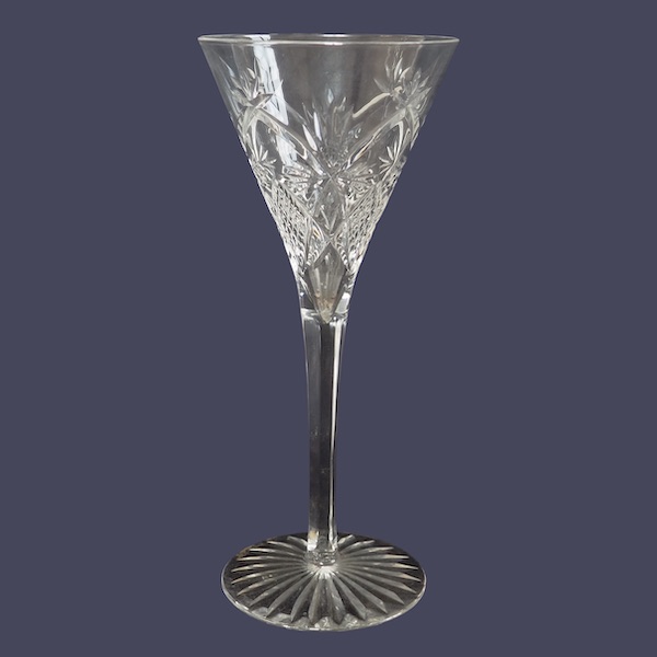 Verre à vin en cristal de Baccarat, modèle conique taille 10834 - 18,8cm