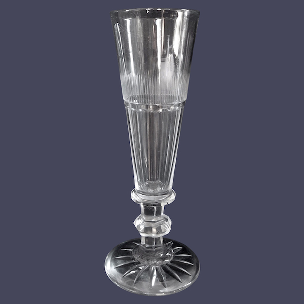 Flûte à champagne en cristal de Baccarat taillé à facettes et biseaux, vers 1850
